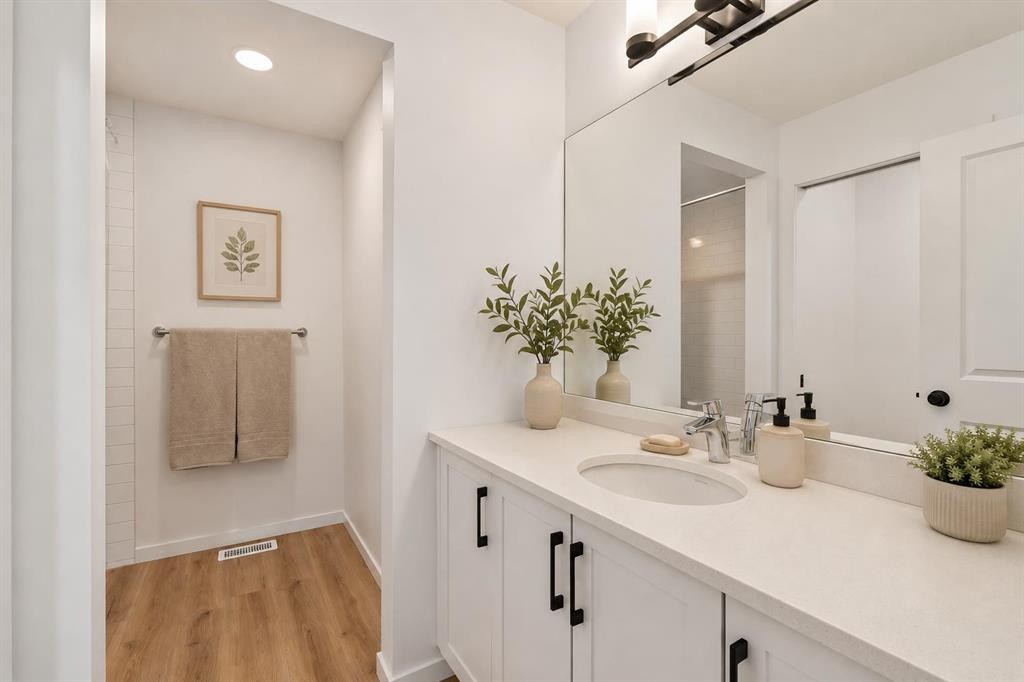 314 Walcrest Way Se, Calgary, AB - Indoor Photo Showing Bathroom