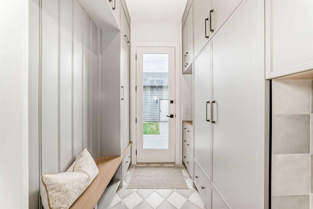 1612 49 Avenue Sw, Calgary, AB - Indoor Photo Showing Other Room
