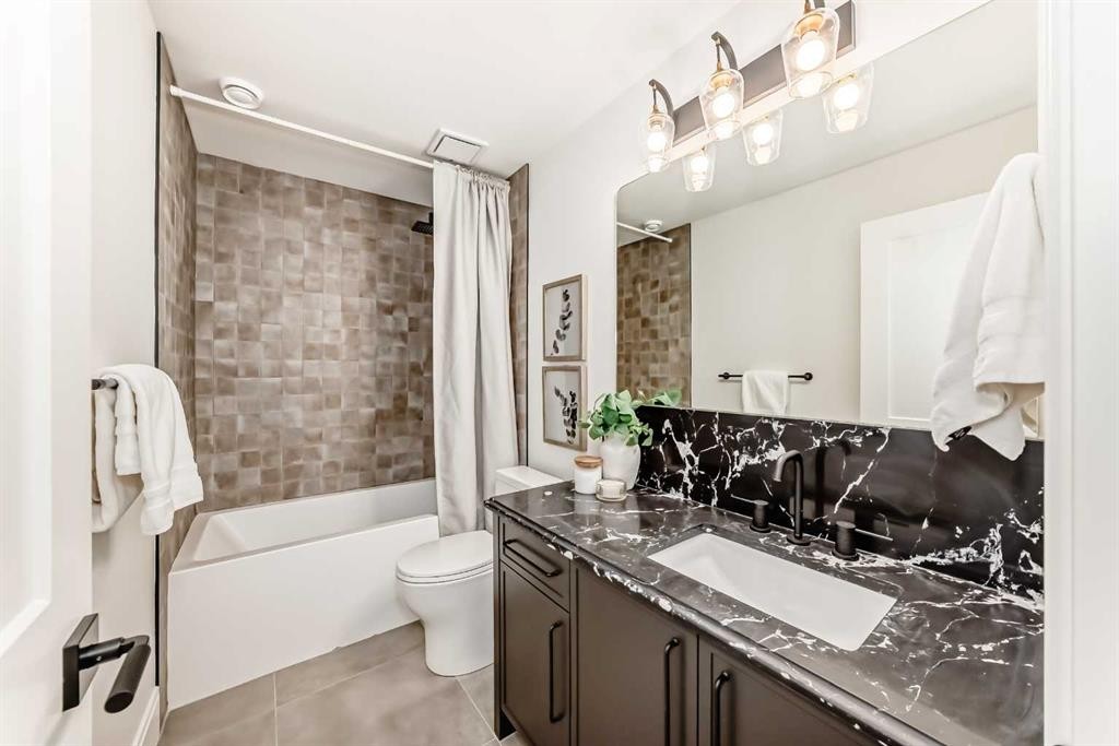 1612 49 Avenue Sw, Calgary, AB - Indoor Photo Showing Bathroom