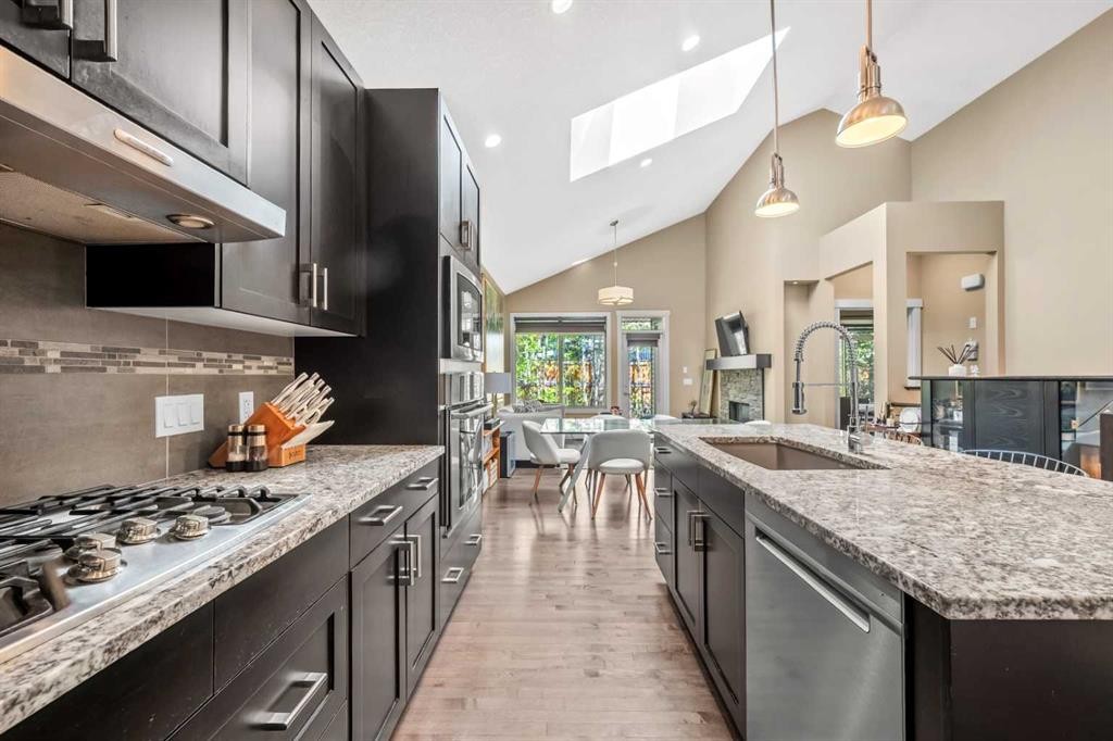 63 Cortina Villas Sw, Calgary, AB - Indoor Photo Showing Kitchen With Upgraded Kitchen
