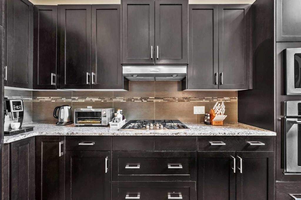 63 Cortina Villas Sw, Calgary, AB - Indoor Photo Showing Kitchen With Upgraded Kitchen