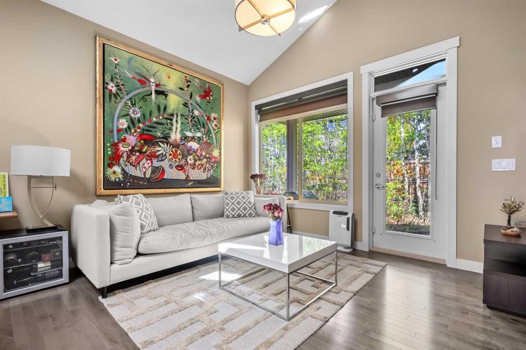 63 Cortina Villas Sw, Calgary, AB - Indoor Photo Showing Living Room