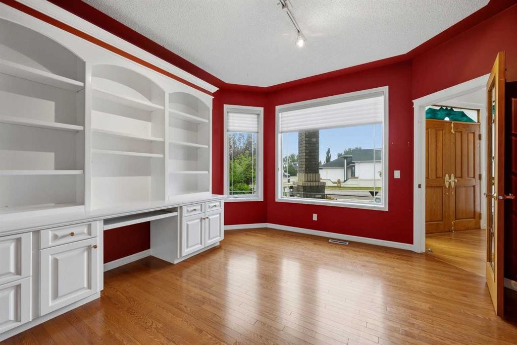 250 Diamond Drive Se, Calgary, AB - Indoor Photo Showing Other Room