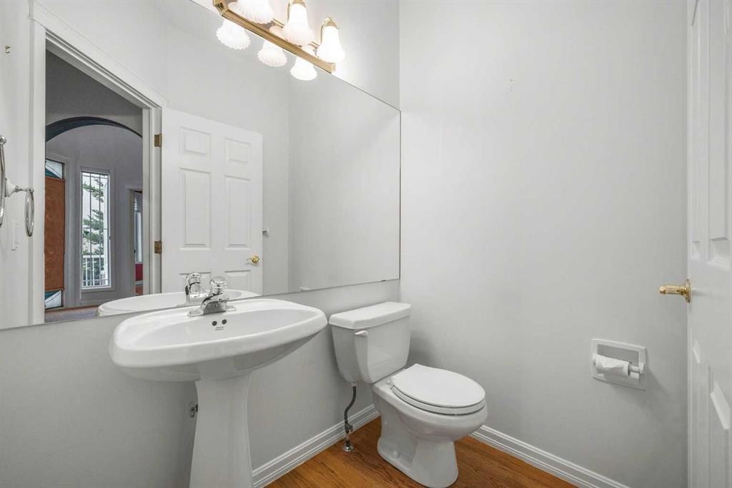 250 Diamond Drive Se, Calgary, AB - Indoor Photo Showing Bathroom