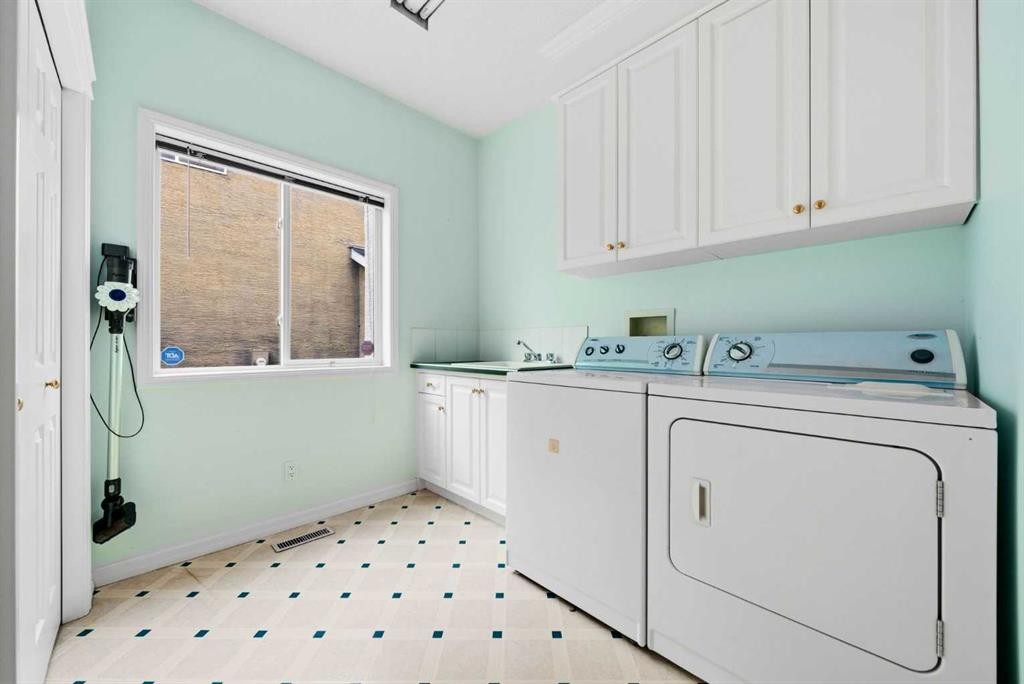 250 Diamond Drive Se, Calgary, AB - Indoor Photo Showing Laundry Room