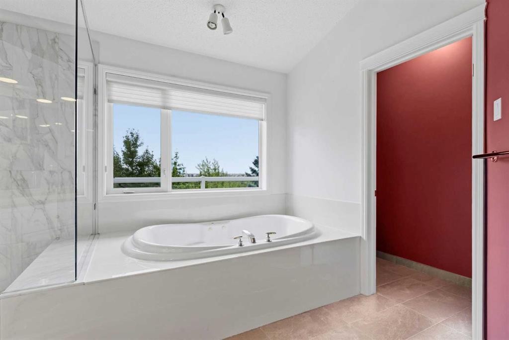 250 Diamond Drive Se, Calgary, AB - Indoor Photo Showing Bathroom