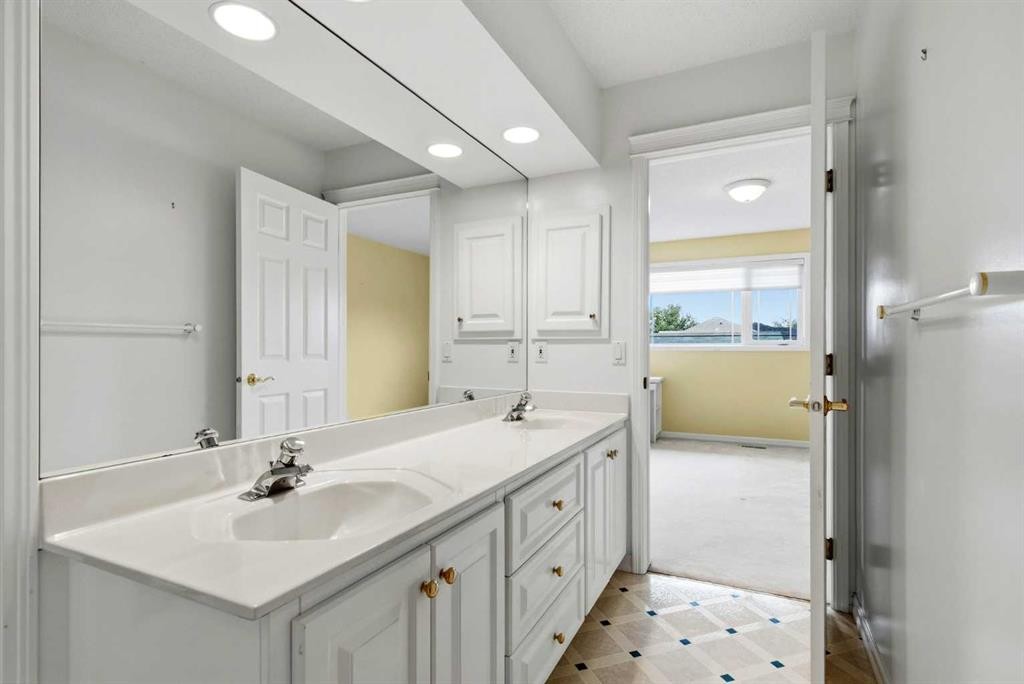 250 Diamond Drive Se, Calgary, AB - Indoor Photo Showing Bathroom