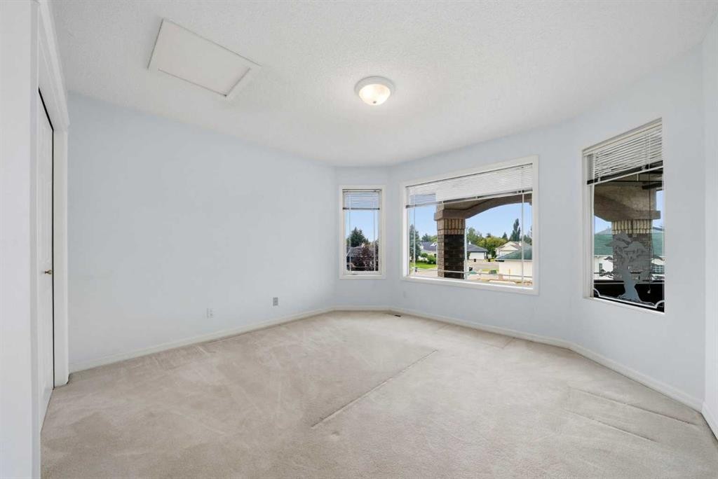250 Diamond Drive Se, Calgary, AB - Indoor Photo Showing Other Room