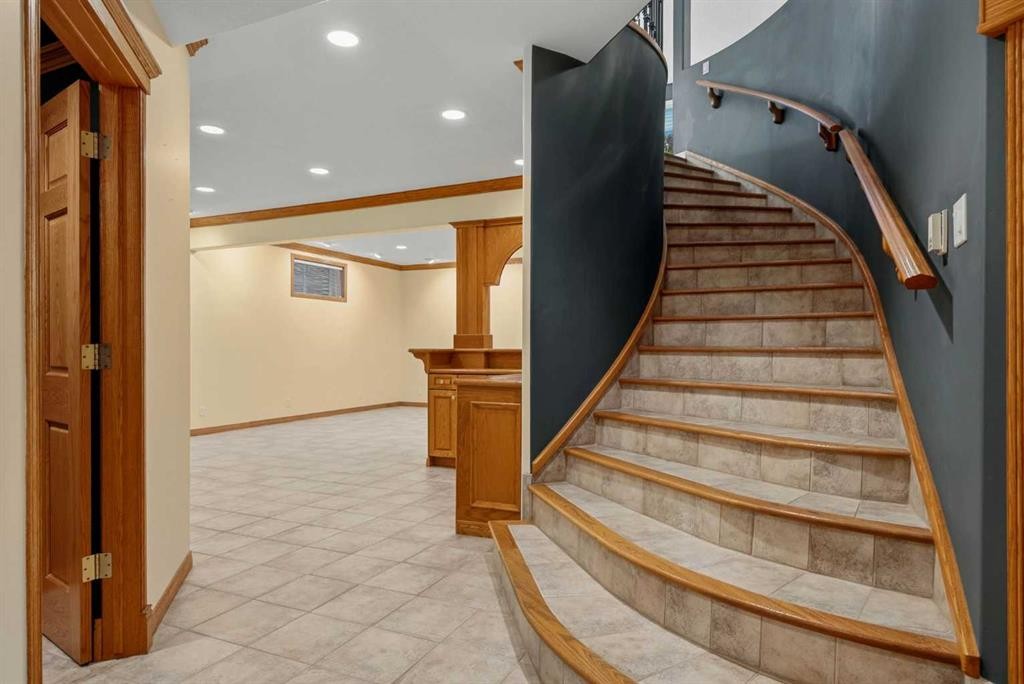 250 Diamond Drive Se, Calgary, AB - Indoor Photo Showing Other Room