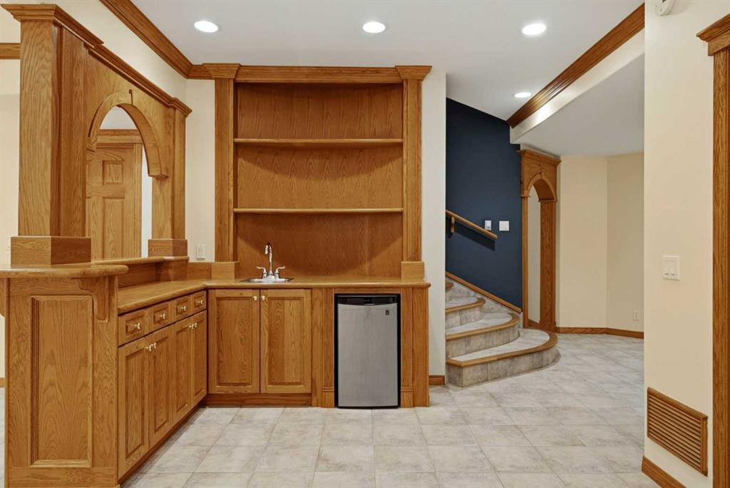 250 Diamond Drive Se, Calgary, AB - Indoor Photo Showing Other Room