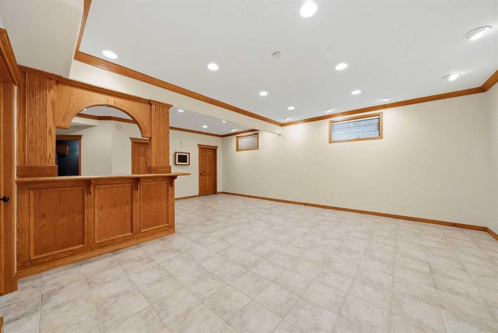 250 Diamond Drive Se, Calgary, AB - Indoor Photo Showing Other Room