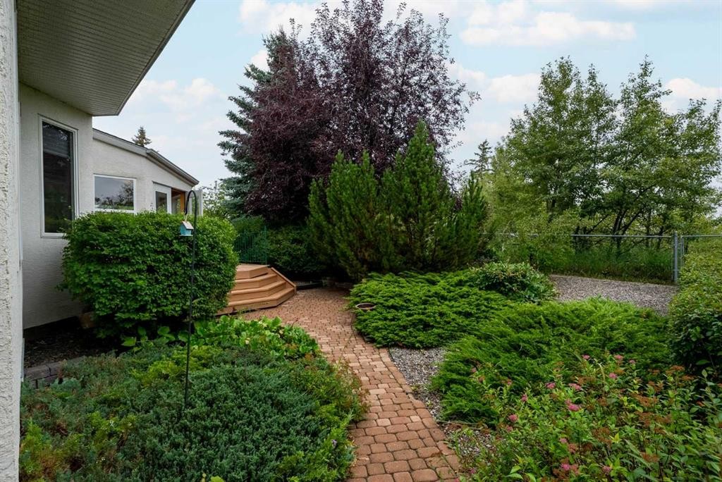 250 Diamond Drive Se, Calgary, AB - Outdoor