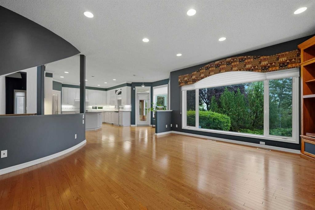 250 Diamond Drive Se, Calgary, AB - Indoor Photo Showing Other Room