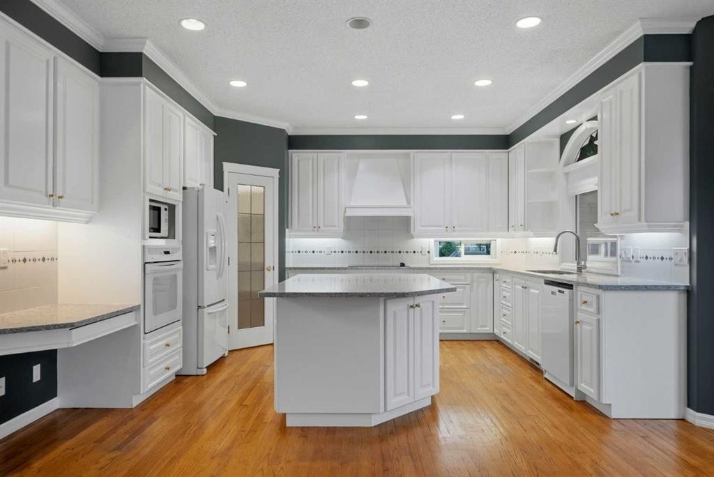 250 Diamond Drive Se, Calgary, AB - Indoor Photo Showing Kitchen With Upgraded Kitchen
