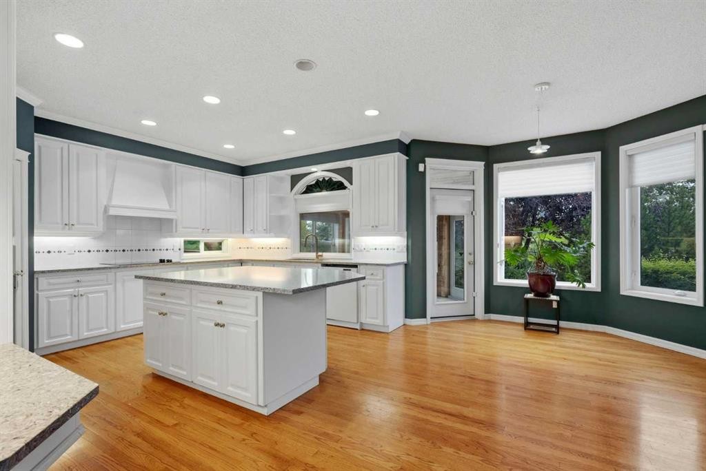 250 Diamond Drive Se, Calgary, AB - Indoor Photo Showing Kitchen With Upgraded Kitchen
