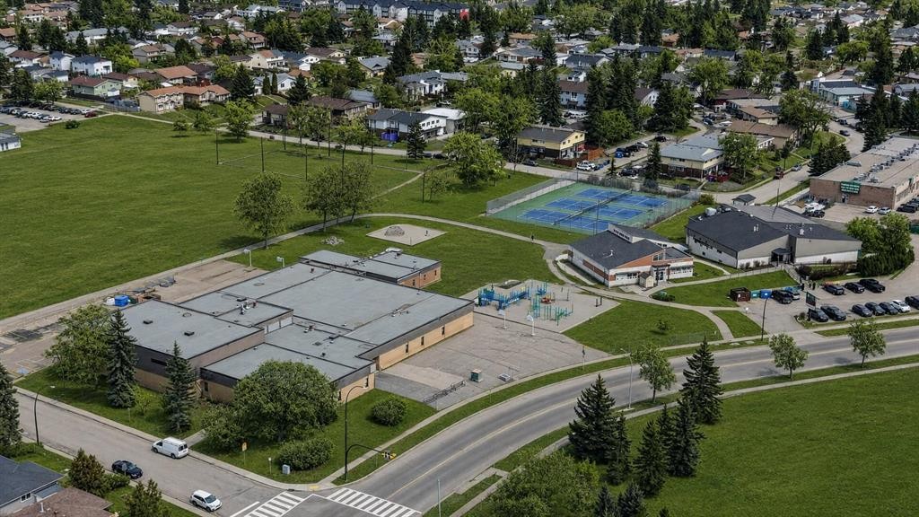5835 28 Avenue Ne, Calgary, AB - Outdoor With View