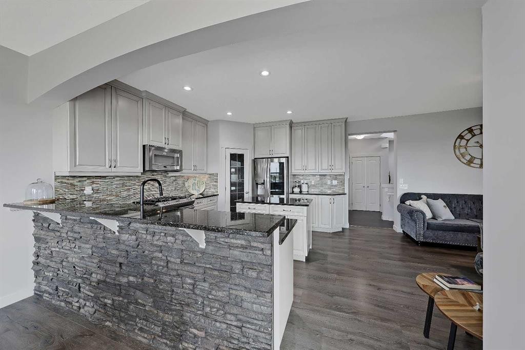 268 Rainbow Falls Way, Chestermere, AB - Indoor Photo Showing Kitchen