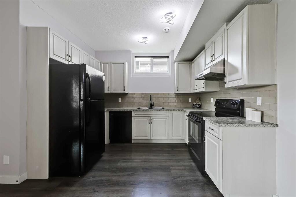 268 Rainbow Falls Way, Chestermere, AB - Indoor Photo Showing Kitchen