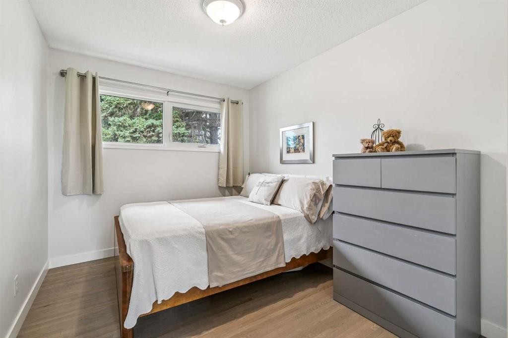731 Archwood Road Se, Calgary, AB - Indoor Photo Showing Bedroom