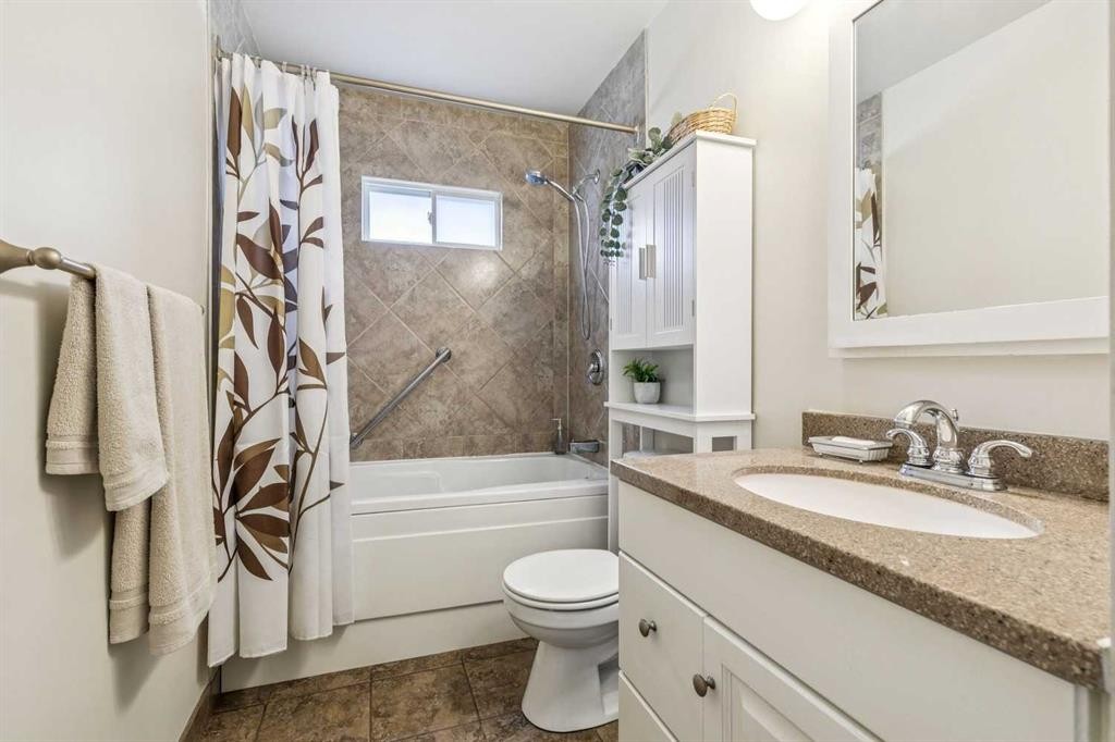 731 Archwood Road Se, Calgary, AB - Indoor Photo Showing Bathroom