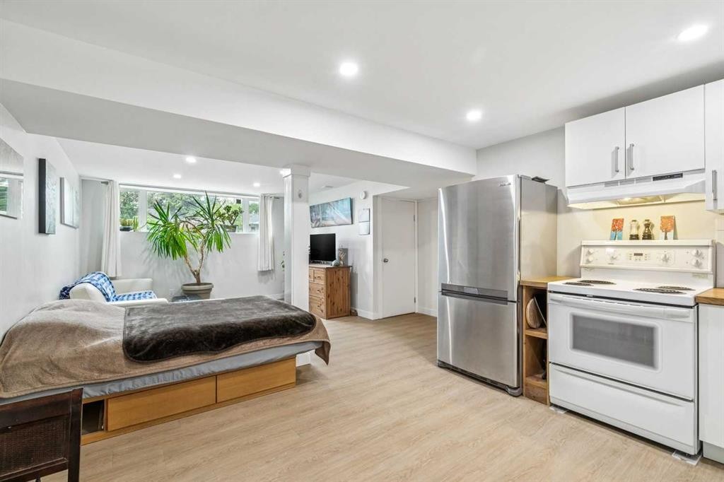 731 Archwood Road Se, Calgary, AB - Indoor Photo Showing Kitchen