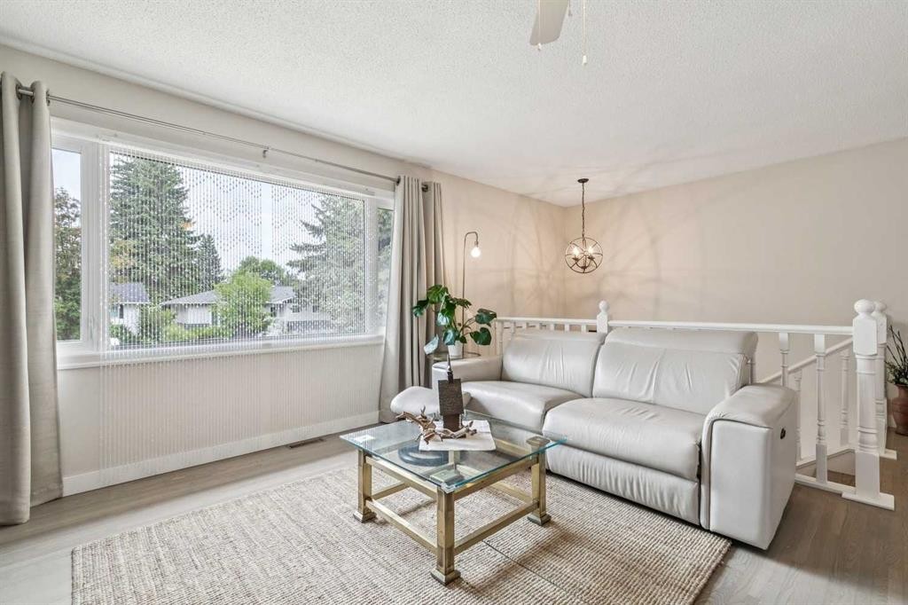 731 Archwood Road Se, Calgary, AB - Indoor Photo Showing Living Room