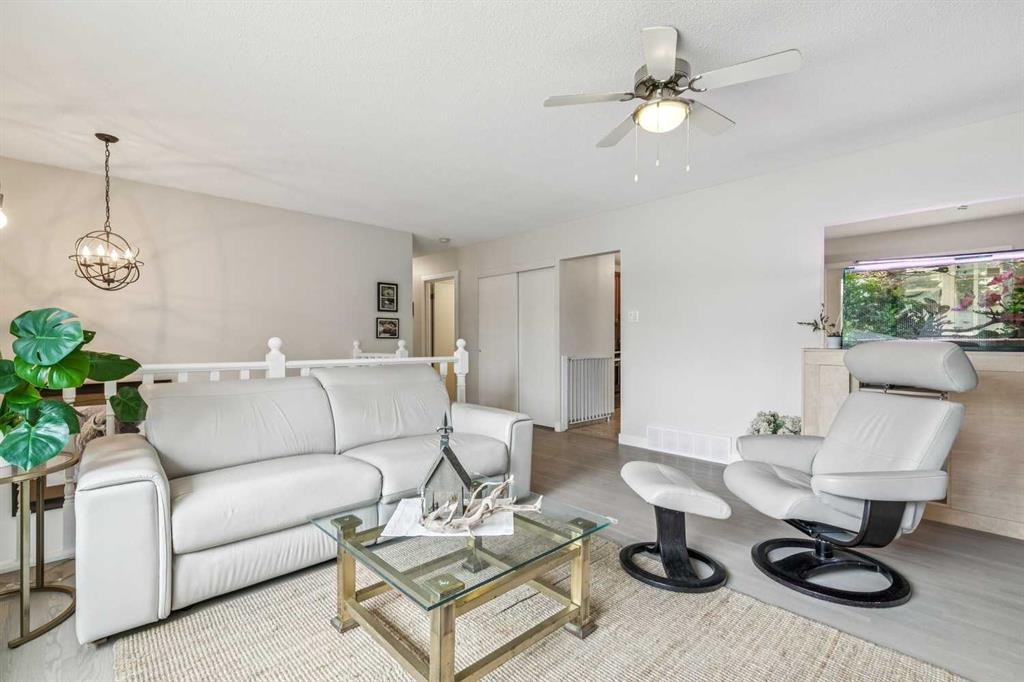 731 Archwood Road Se, Calgary, AB - Indoor Photo Showing Living Room