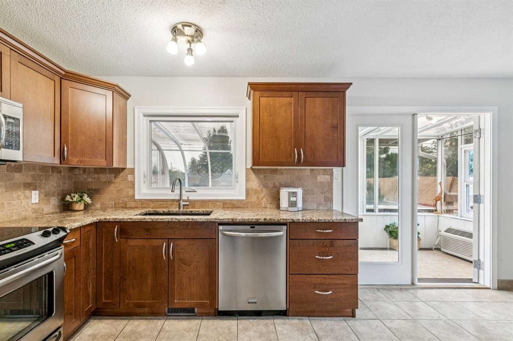 731 Archwood Road Se, Calgary, AB - Indoor Photo Showing Kitchen With Upgraded Kitchen