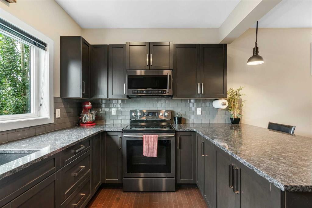 360 Marquis Heights Se, Calgary, AB - Indoor Photo Showing Kitchen With Upgraded Kitchen