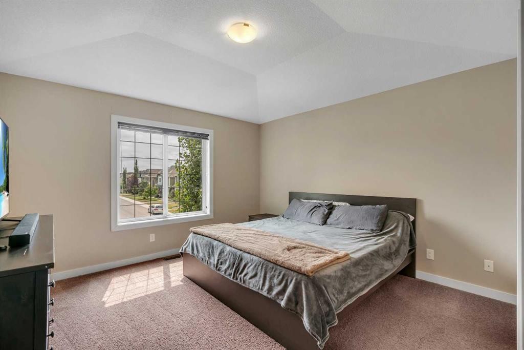 360 Marquis Heights Se, Calgary, AB - Indoor Photo Showing Bedroom