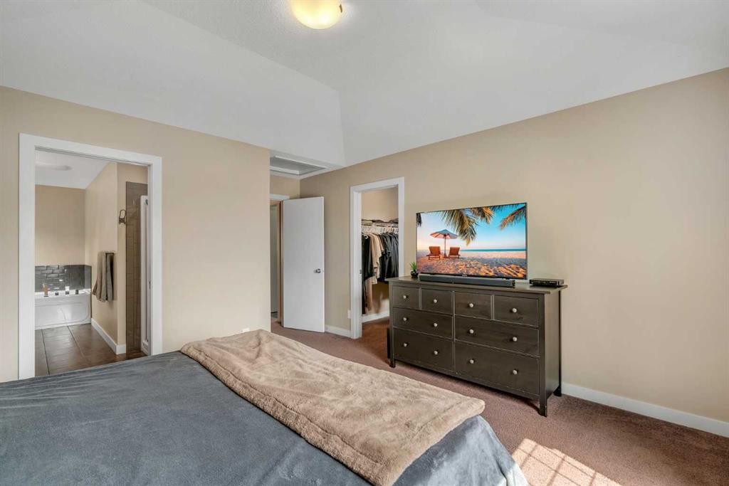 360 Marquis Heights Se, Calgary, AB - Indoor Photo Showing Bedroom