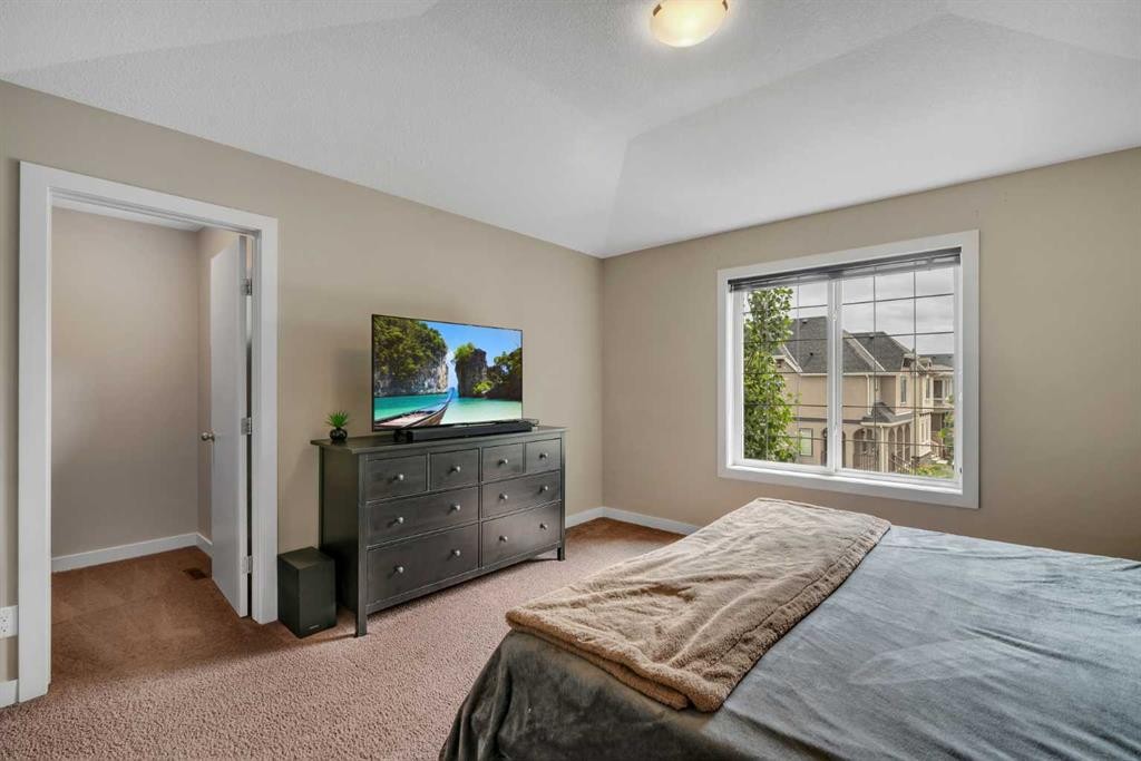 360 Marquis Heights Se, Calgary, AB - Indoor Photo Showing Bedroom