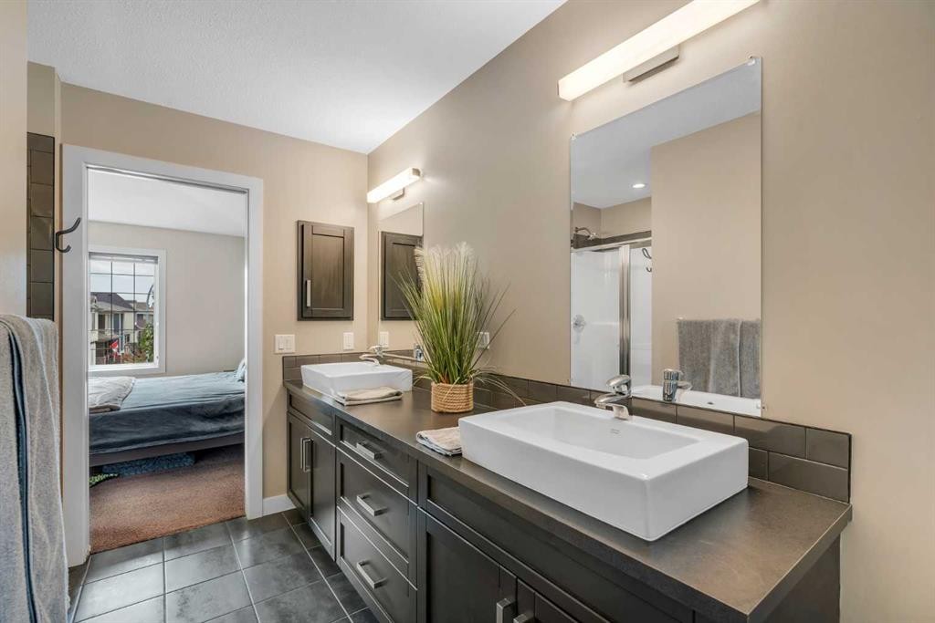 360 Marquis Heights Se, Calgary, AB - Indoor Photo Showing Bathroom
