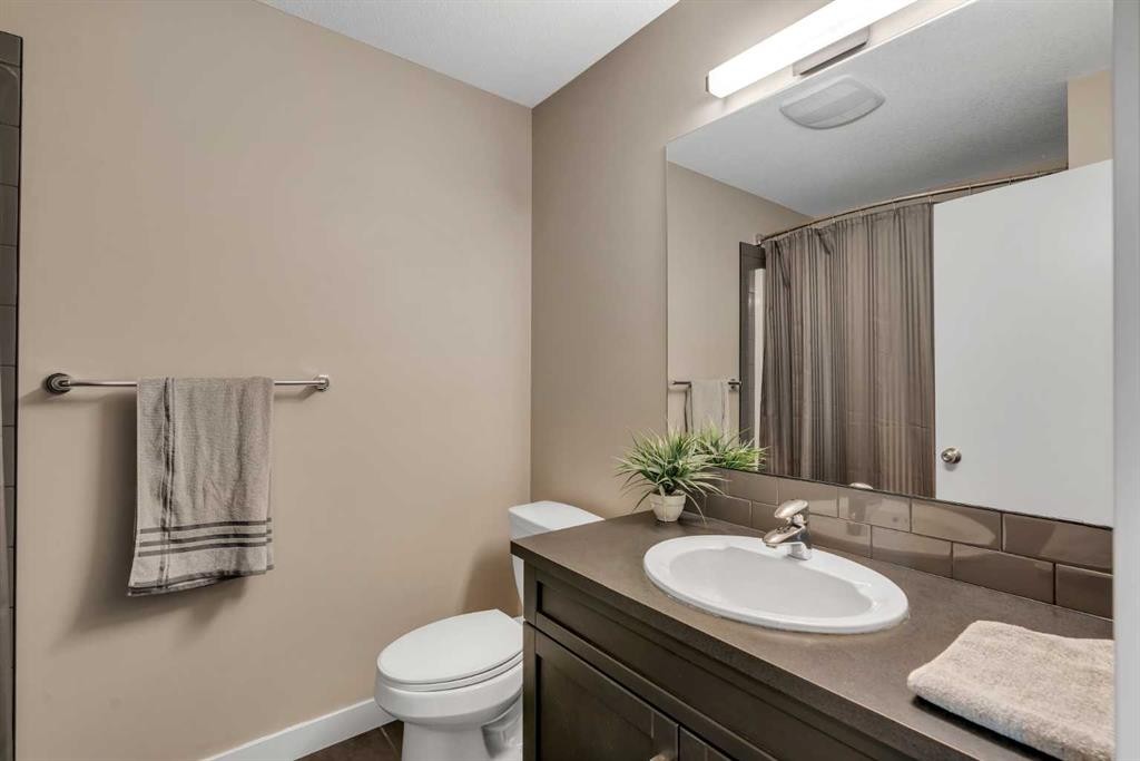 360 Marquis Heights Se, Calgary, AB - Indoor Photo Showing Bathroom