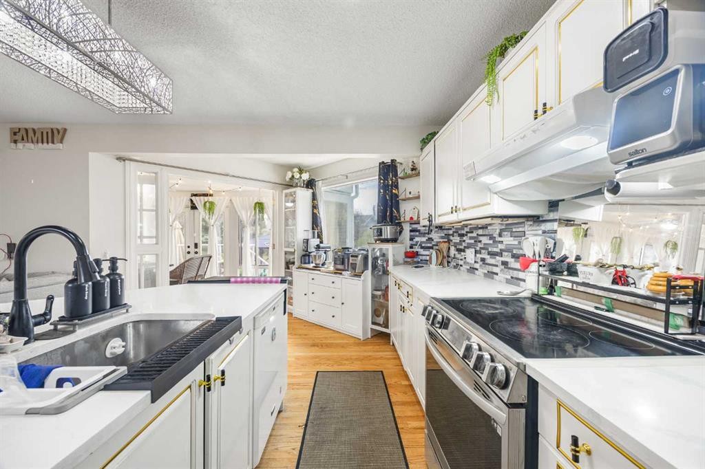 58 Citadel Crest Circle Nw, Calgary, AB - Indoor Photo Showing Kitchen