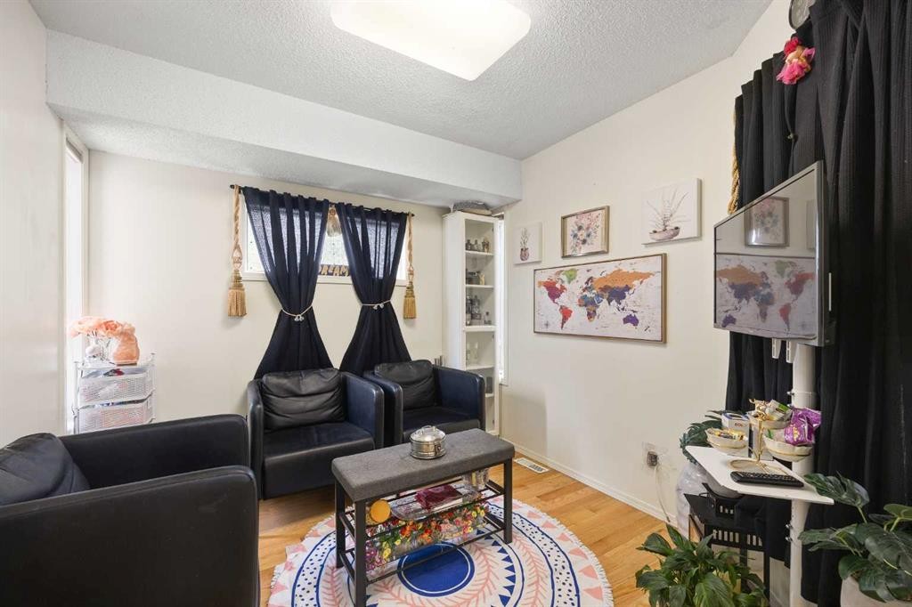 58 Citadel Crest Circle Nw, Calgary, AB - Indoor Photo Showing Living Room