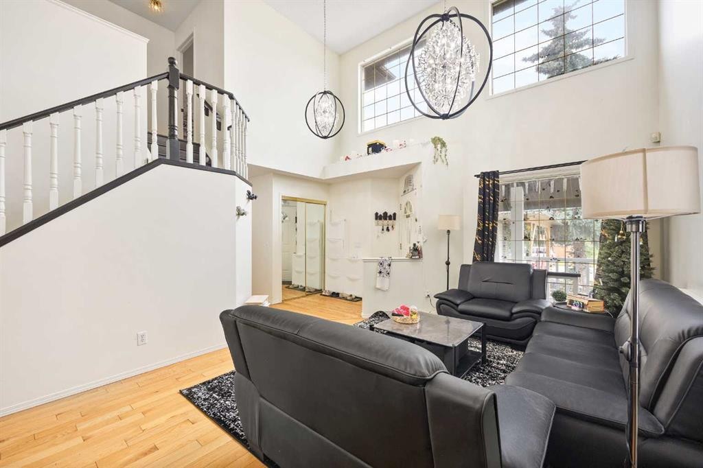 58 Citadel Crest Circle Nw, Calgary, AB - Indoor Photo Showing Other Room