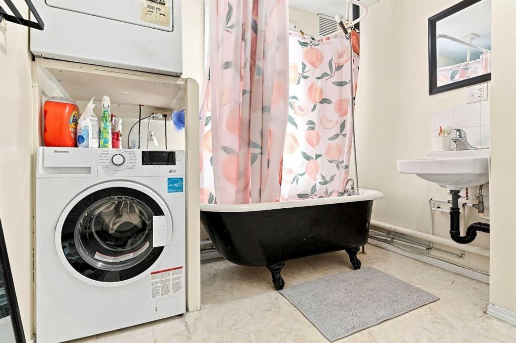 235 20 Avenue Ne, Calgary, AB - Indoor Photo Showing Laundry Room