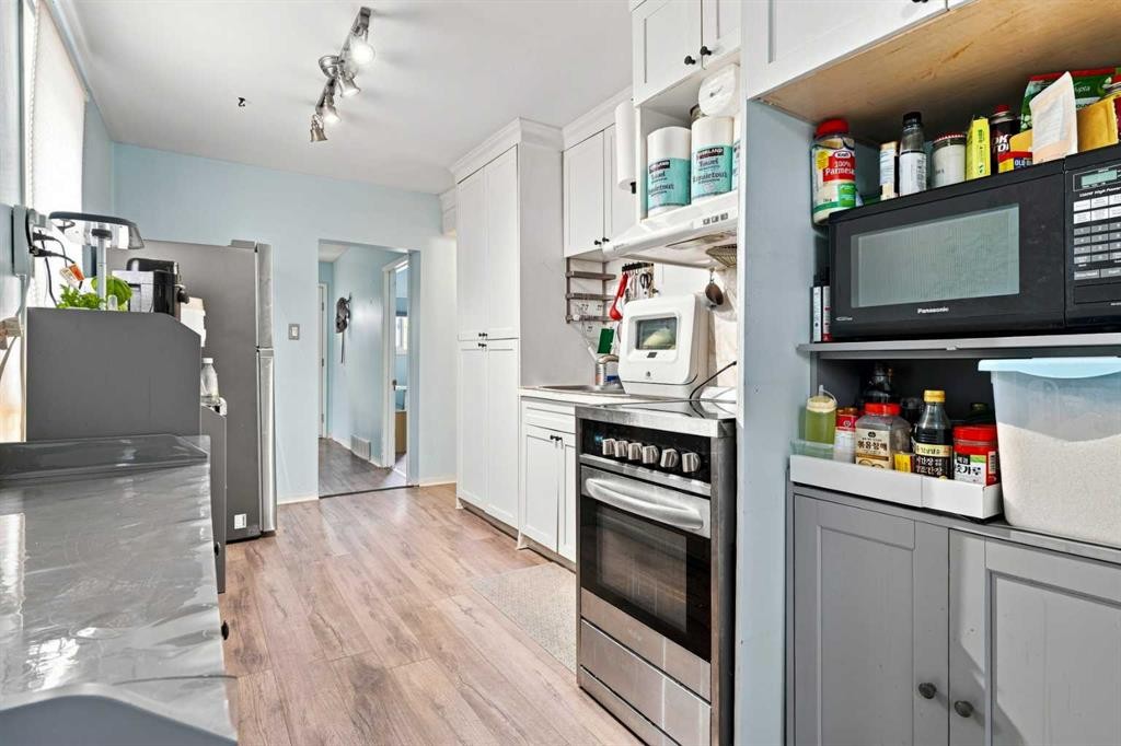 235 20 Avenue Ne, Calgary, AB - Indoor Photo Showing Kitchen