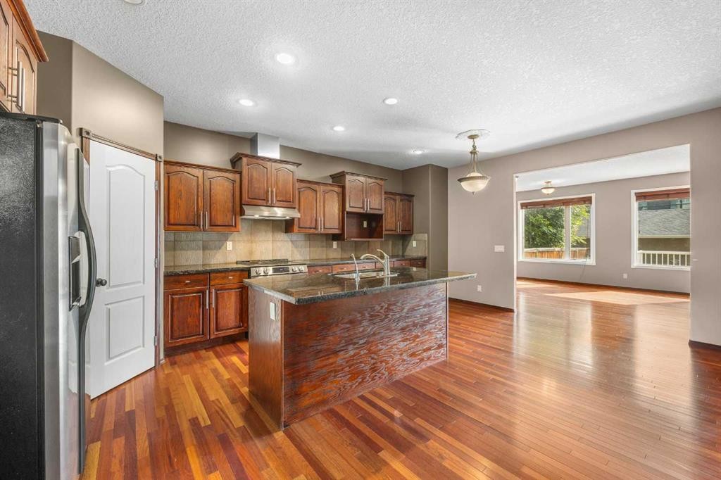 3906 2 Street Nw, Calgary, AB - Indoor Photo Showing Kitchen With Double Sink
