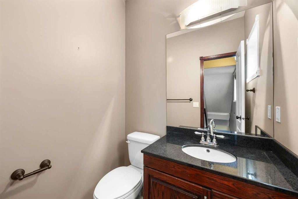 3906 2 Street Nw, Calgary, AB - Indoor Photo Showing Bathroom