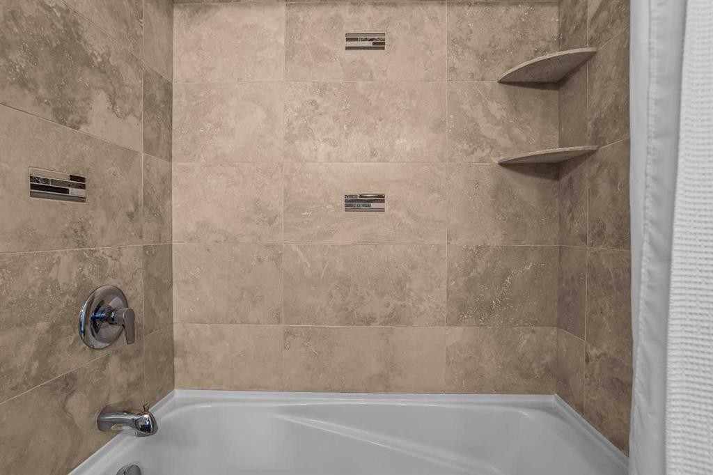 13-242 Benchlands Terrace, Canmore, AB - Indoor Photo Showing Bathroom