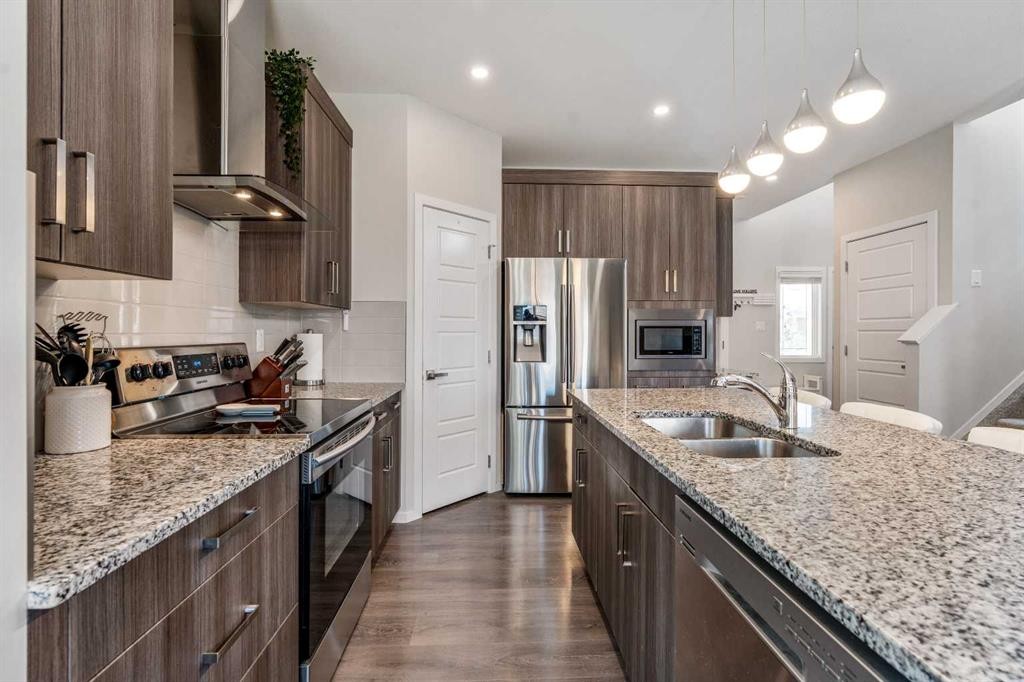 159 Pacific Landing West, Lethbridge, AB - Indoor Photo Showing Kitchen With Stainless Steel Kitchen With Double Sink With Upgraded Kitchen