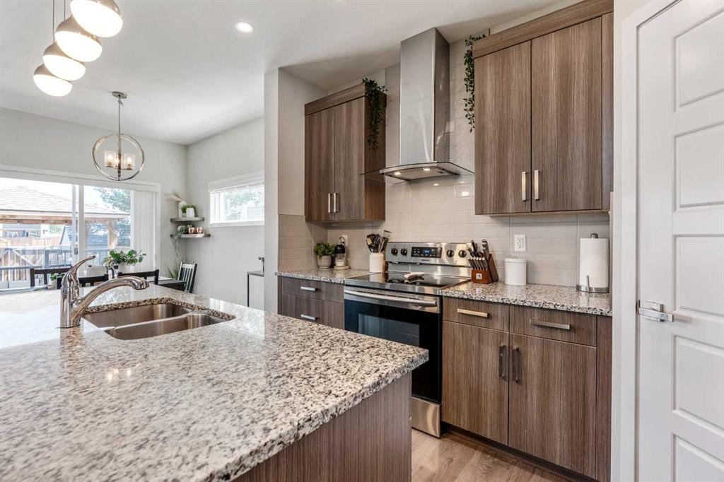 159 Pacific Landing West, Lethbridge, AB - Indoor Photo Showing Kitchen With Double Sink With Upgraded Kitchen