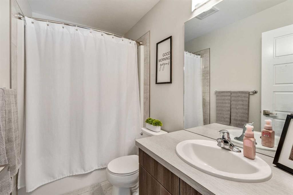 159 Pacific Landing West, Lethbridge, AB - Indoor Photo Showing Bathroom