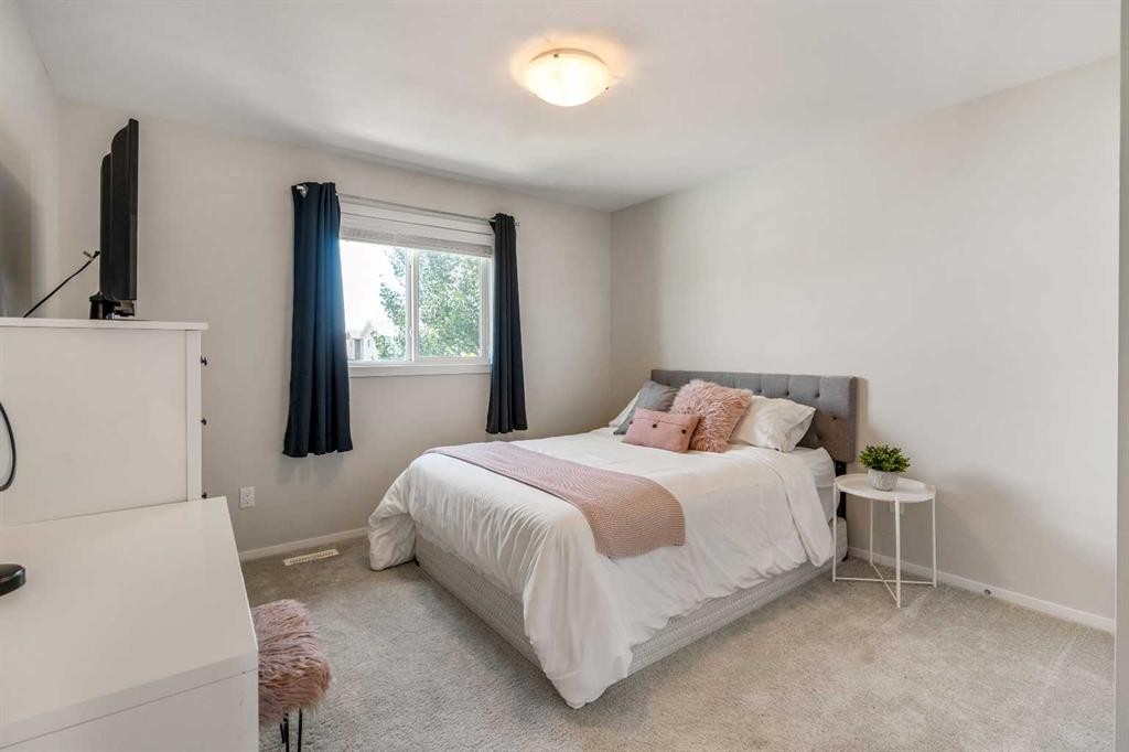 159 Pacific Landing West, Lethbridge, AB - Indoor Photo Showing Bedroom