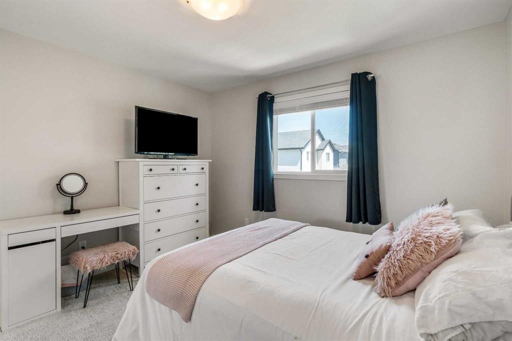 159 Pacific Landing West, Lethbridge, AB - Indoor Photo Showing Bedroom
