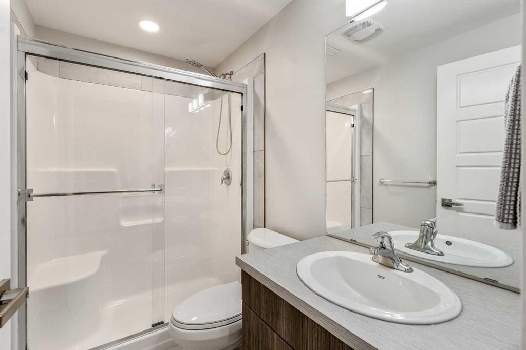 159 Pacific Landing West, Lethbridge, AB - Indoor Photo Showing Bathroom