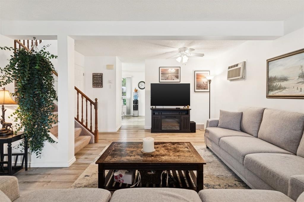 283 Abinger Crescent Ne, Calgary, AB - Indoor Photo Showing Living Room
