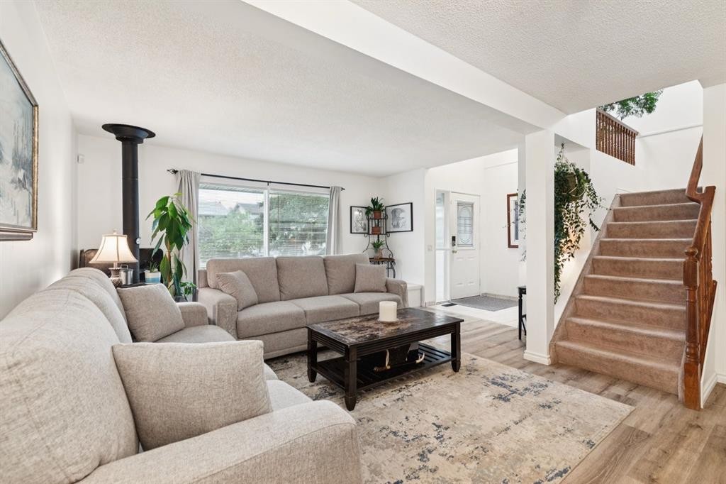283 Abinger Crescent Ne, Calgary, AB - Indoor Photo Showing Living Room